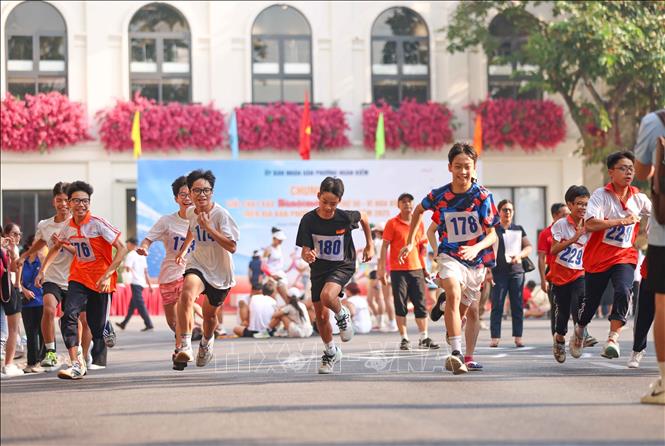 Cac học sinh tích cực, hào hứng tham gia giải. Ảnh: Thanh Tùng - TTXVN